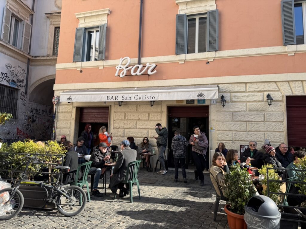 イタリアのバー文化そのものがある Bar San Calisto｜EXPAT by クーリエ・ジャポン