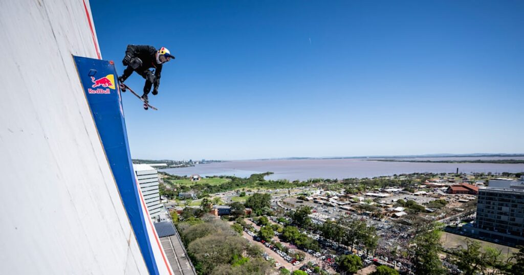 サンドロ・ディアスが世界最大ランプで2つのスケートボード世界記録を更新！| Red Bull Building Drop