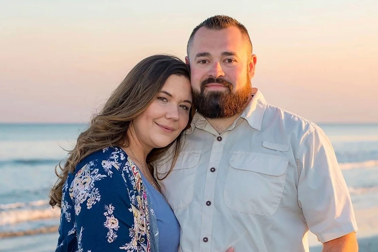 アーカンソー州ロノーク郡に家族４人で住むスペンサーさん夫妻/Courtesy Heather Spencer