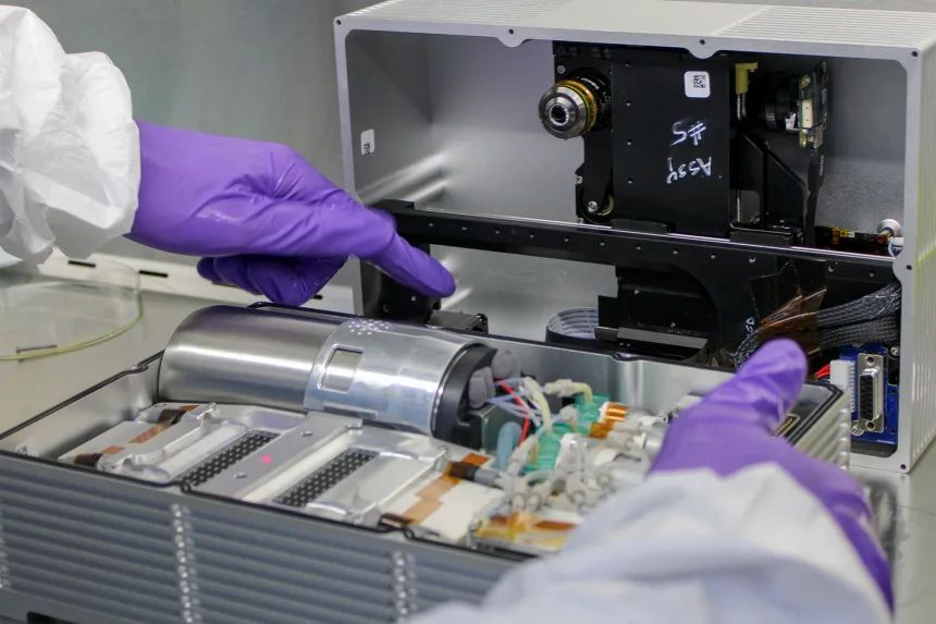 研究チームはサンプルの幹細胞を特別に開発した携帯電話サイズの生体反応器に入れ、人工知能システムを使ってリアルタイムで監視した/Sanford Stem Cell Institute