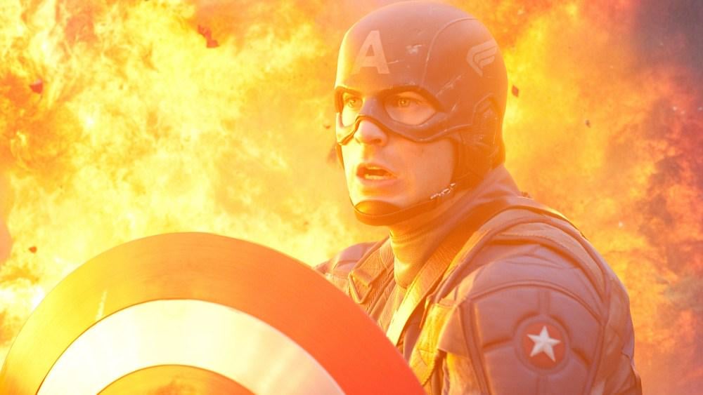 スティーブン・キングは、スーパーヒーロー映画の暴力は「ほとんどポルノ」であり、「それは間違っている」と言います。都市のブロックは破壊され、「あなたは血を見ない」