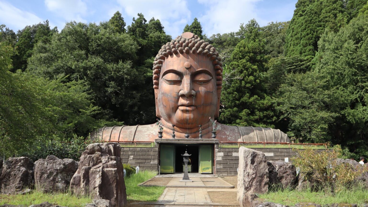 肩から下が埋まってる!? 石川県小松市の珍しい大仏（旅人間） - エキスパート - Yahoo!ニュース