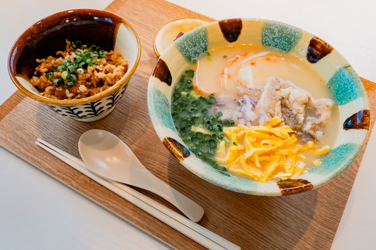 【ジャングリア沖縄近く】沖縄そばカフェ「ととと」NEWオープン！あっさり豚骨白湯そば＆カフェメニューを堪能（今帰仁村）