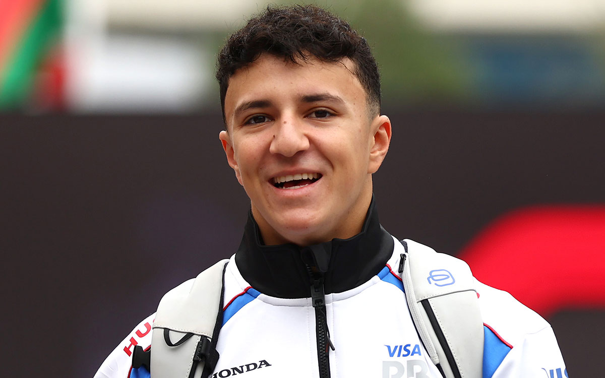 パドックに到着するアイザック・ハジャー（レーシング・ブルズ）、2025年9月18日(木) F1アゼルバイジャンGPメディアデー（バクー市街地コース）