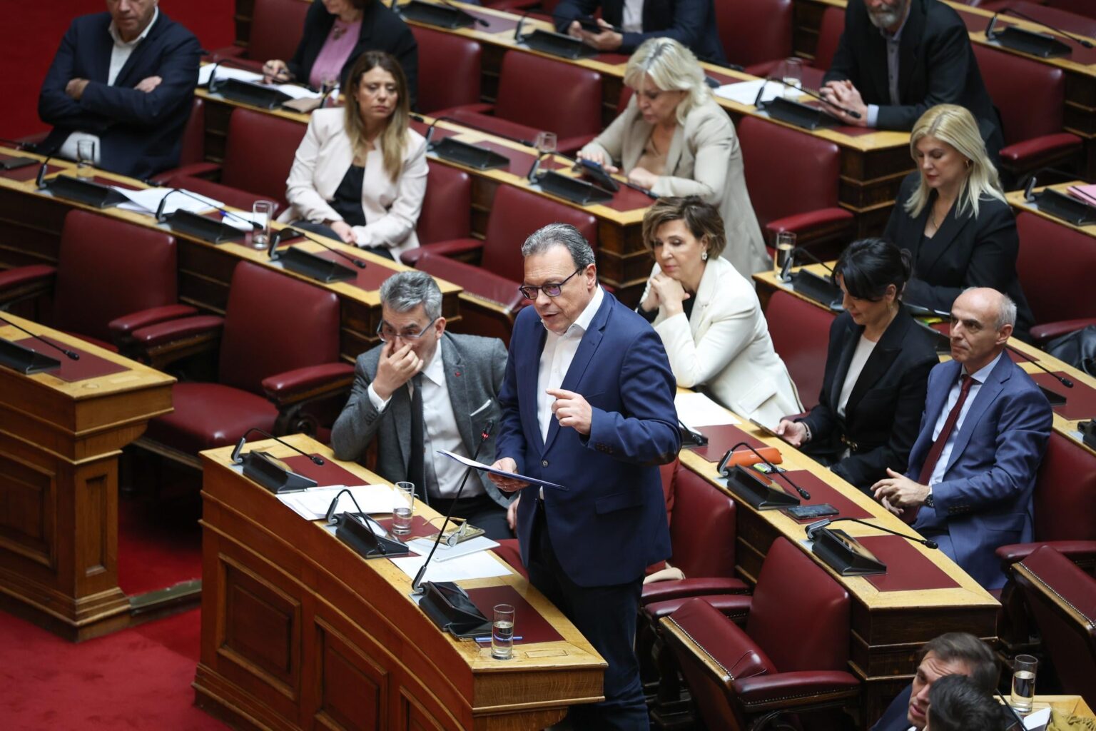 この国は、ミトタキス政府のスキャンダルに圧倒され、「起業家精神の促進」について話すことを敢えてしようとしています。