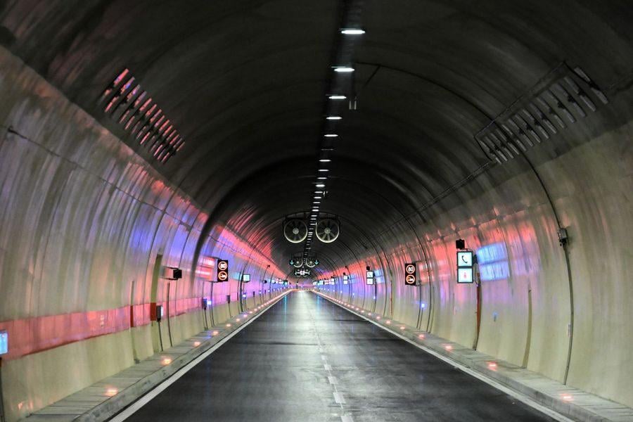 ウチュカトンネルの両方のパイプは、9月末に渋滞になります