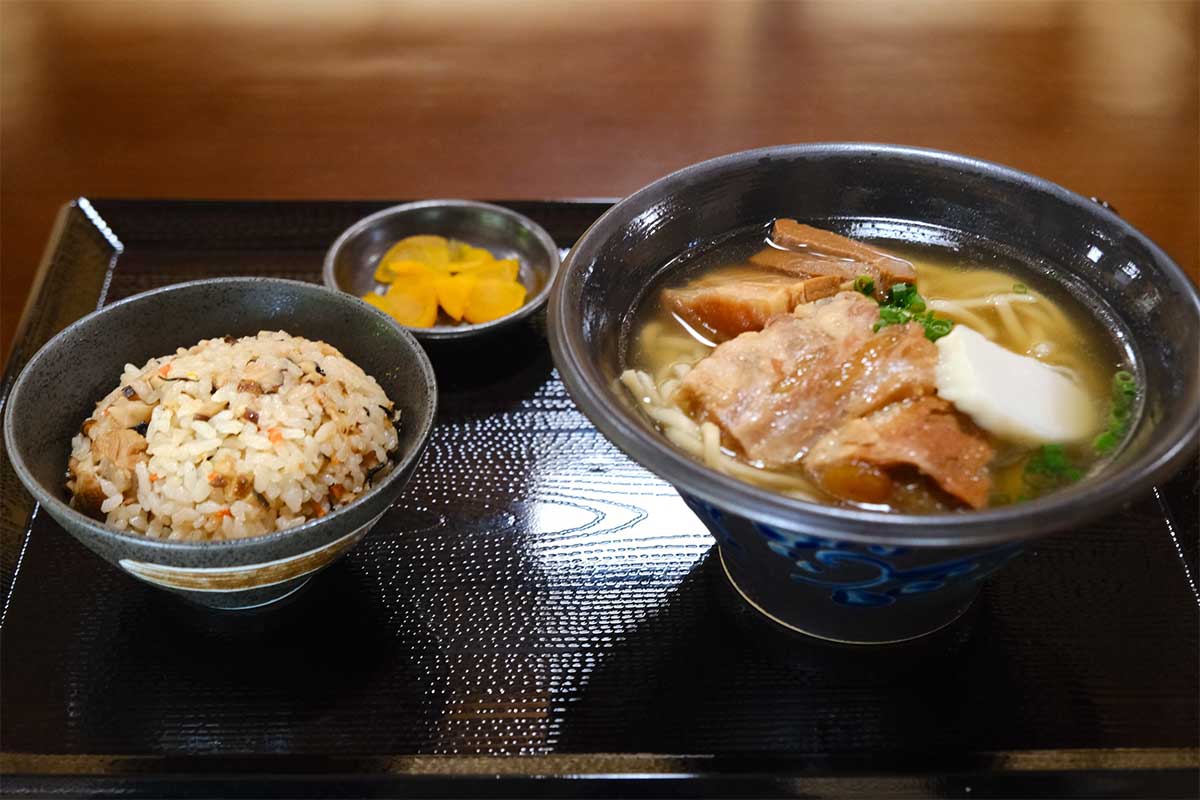 「上江門そば」の沖縄的時空間の中ですする麺とスープはひと味違う　歴史と文化とともに味わう一杯