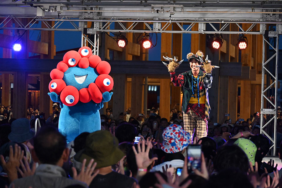 振り付けのレクチャーを受けるミャクミャク（9月9日／大阪・関西万博）