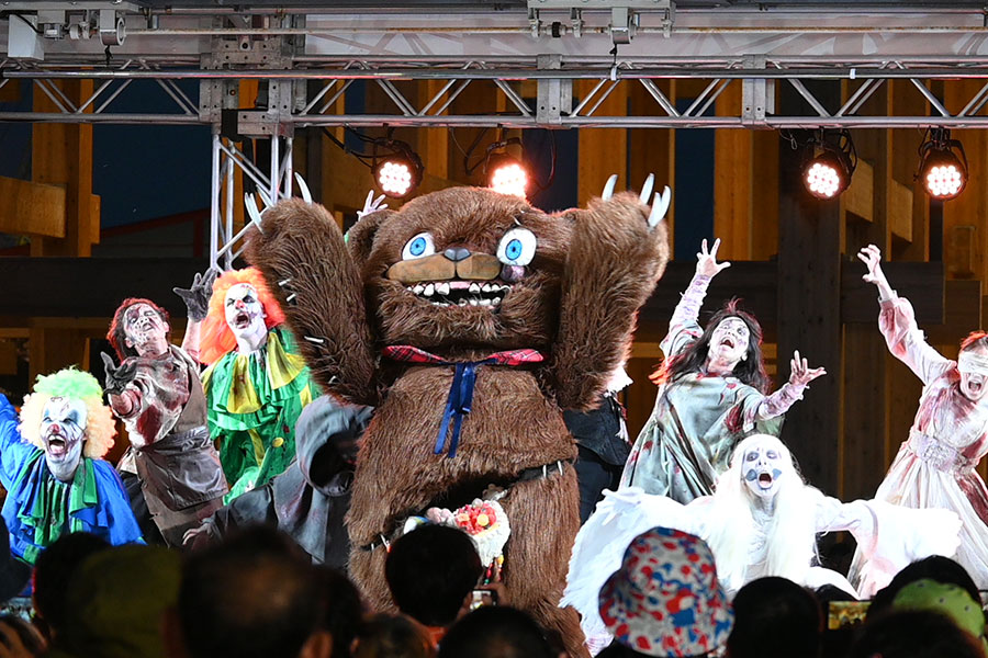 万博のステージに降臨したハミクマと『ハロウィーン・ホラー・ナイト』のゾンビたち（9月9日／大阪・関西万博）