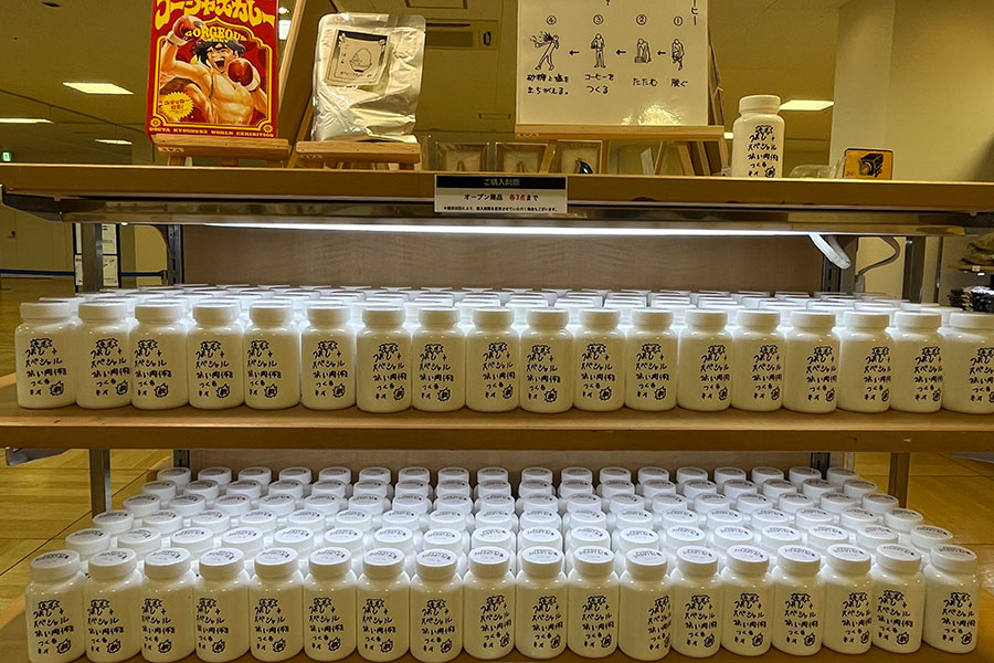 『祭りだワッショイ！うすた京介ワールド展』のグッズ売り場の様子