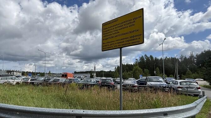 交通機関は、Koidula Border Crossing Pointによって残された車を販売しています
