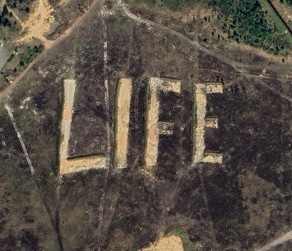 アーダジの軍事基地のこの巨大な「人生」のサインの背後にある物語は何ですか？