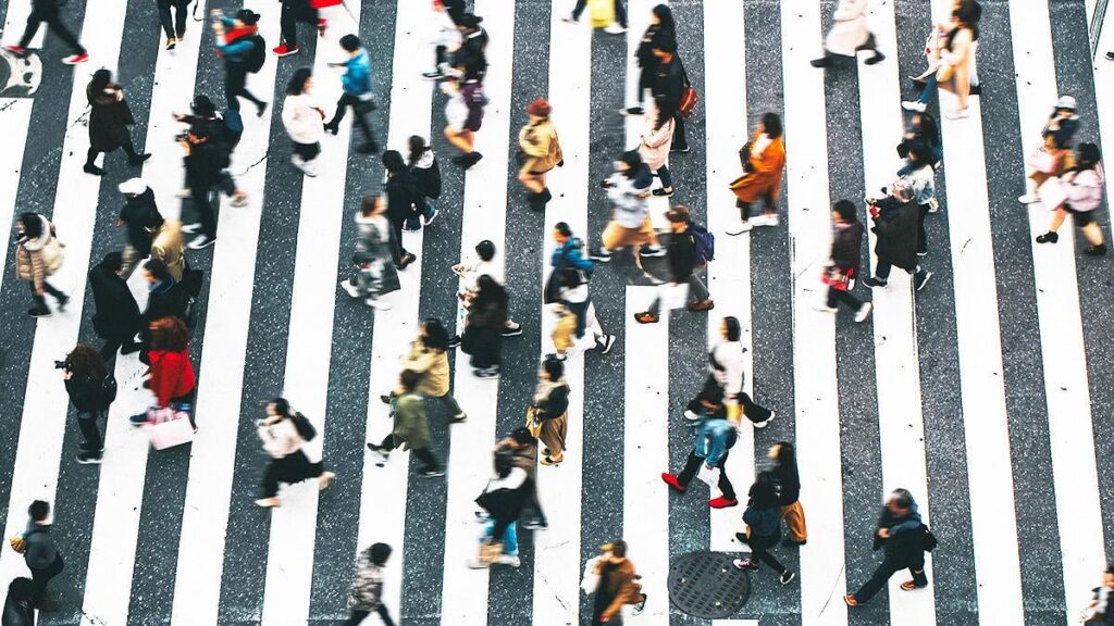 日本人の18％が「変化を起こすためなら暴力や脅迫も容認できる」と考えており若者ではさらにその割合が高いとの調査結果
