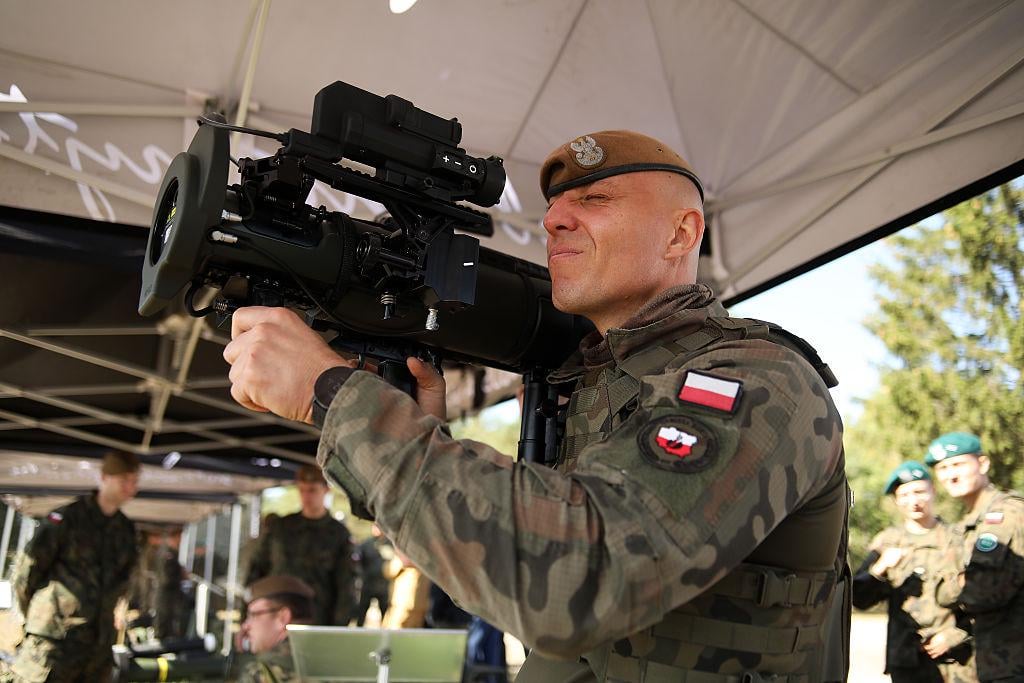 ポーランドは、NATOやEUの承認を待つことなく、ウクライナ上のロシアのドローンを撃ち落とすために軍隊に緑の光を与えるために動いています