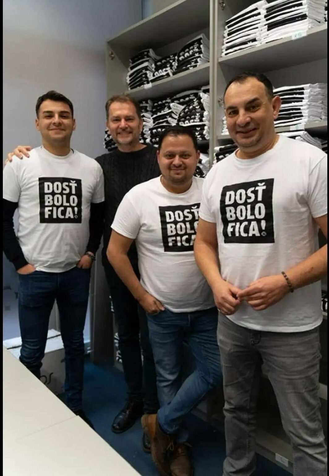 今は... tシャツを着ていますか？