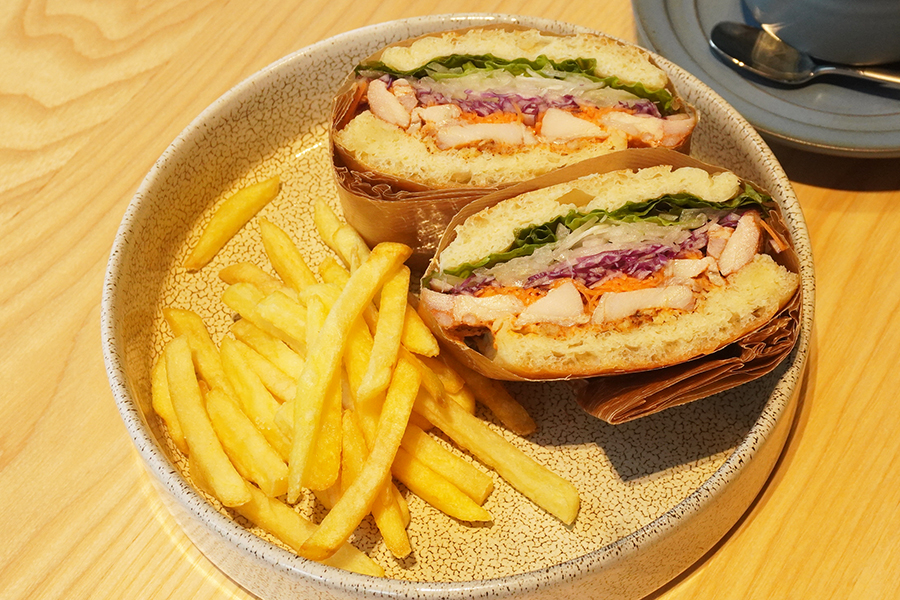 「8種スパイスの自家製タンドリーチキンサンド」（980円）は+200円でドリンクセットにできる