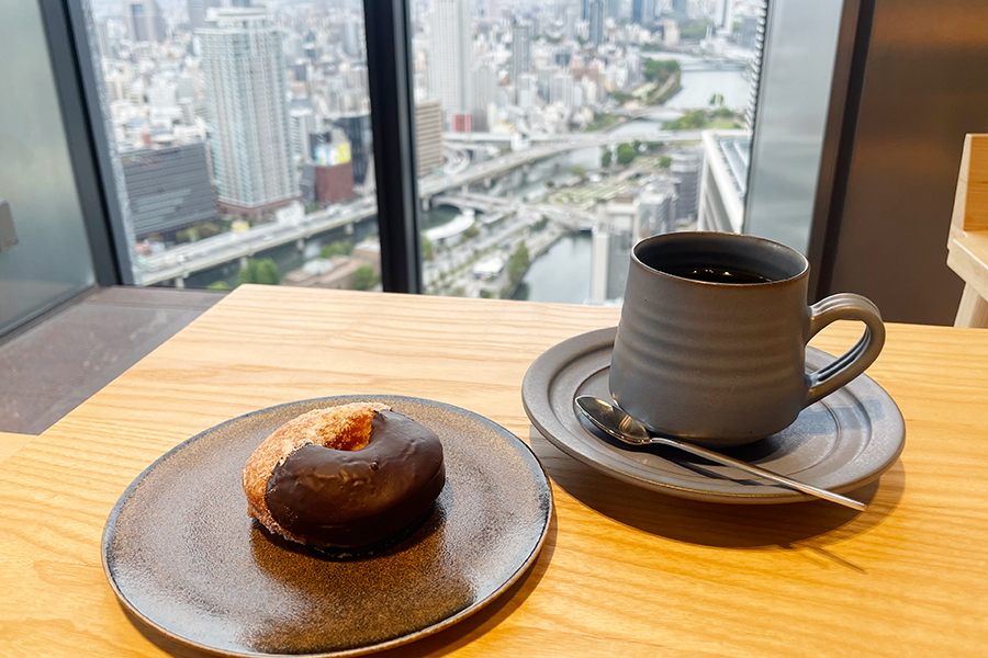 穴場すぎ！大阪・巨大ビル最上階３０階に、ドーナツ２２０円のカフェ誕生 | Lmaga.jp