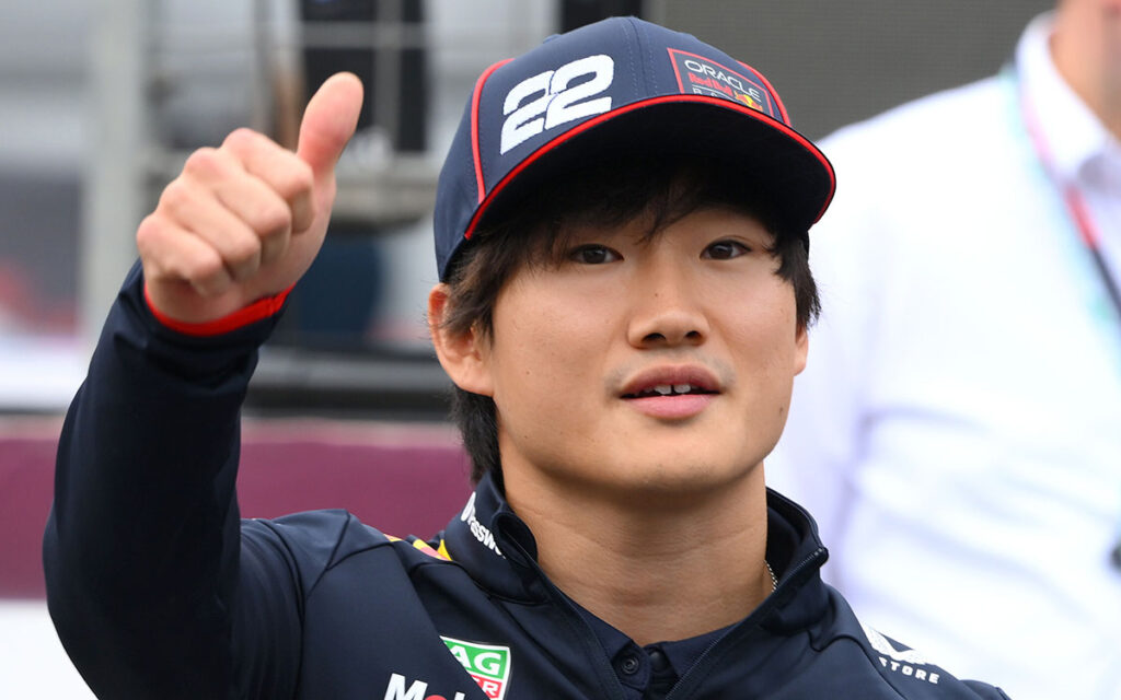 ドライバーズパレードで親指を立てる角田裕毅（レッドブル・レーシング）、2025年9月21日(日) F1アゼルバイジャンGP決勝（バクー市街地コース）