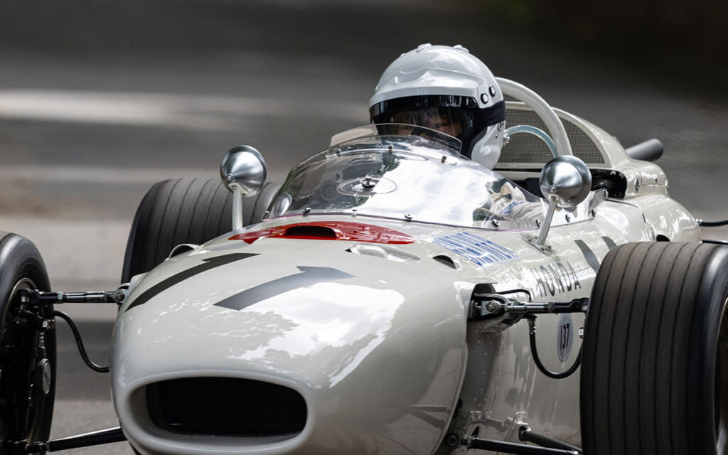 2024 Goodwood Festival of SpeedでホンダRA272をドライブする角田裕毅（VCARB）