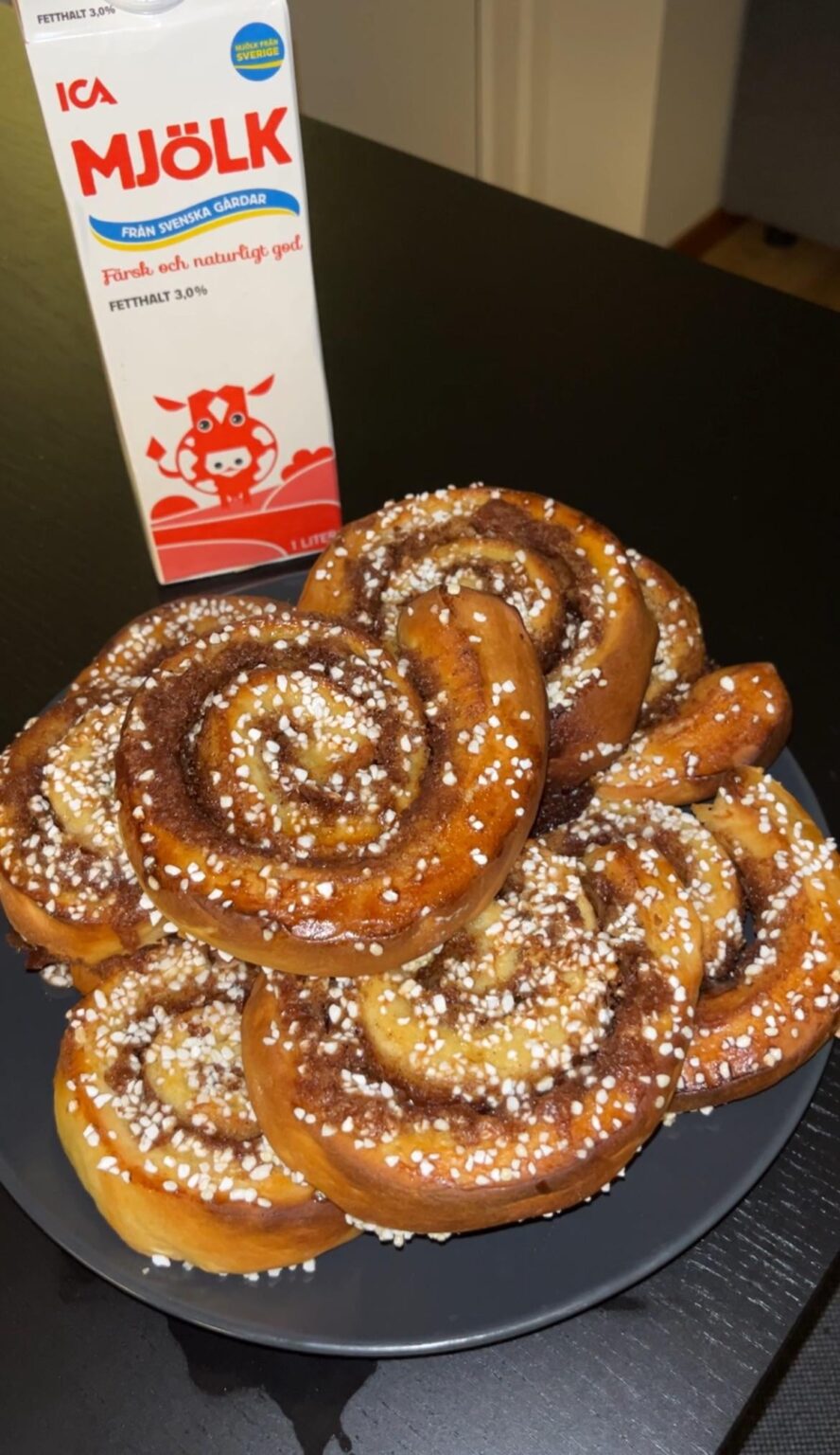 シナモンパンを初めて焼きました。今夜は何してるの？