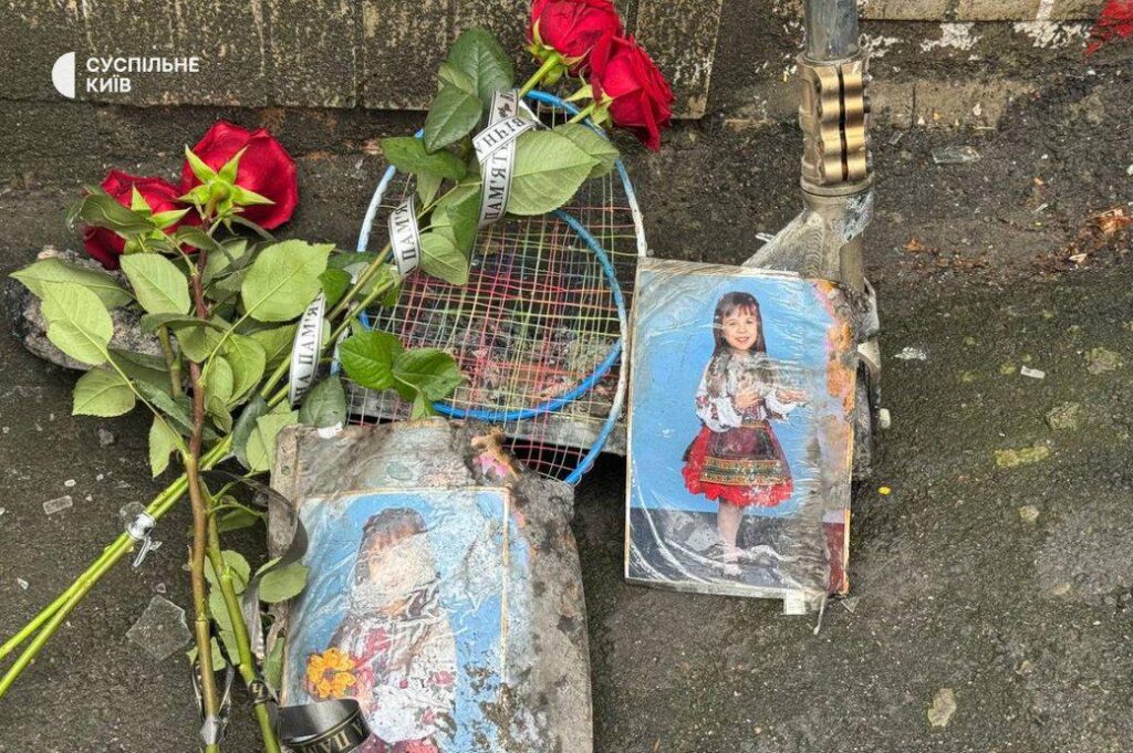 この少女は、今日ロシアの空爆で殺されました。彼女の母親が病院に横たわっているので、人々は子供の火傷した写真に花を持ってきます