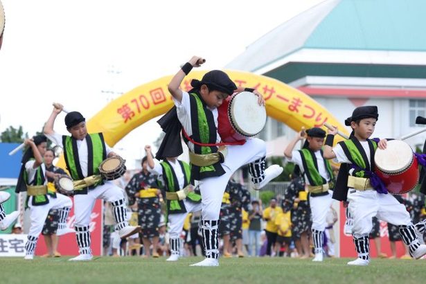 太鼓の響き会場いっぱいに　沖縄全島エイサーまつり、本祭始まる　15団体出演、フィナーレは打ち上げ花火も