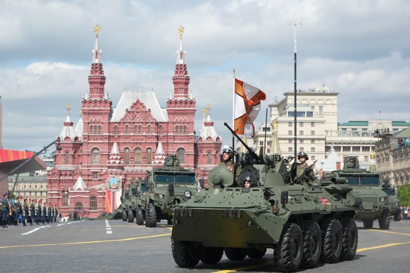 戦勝記念日の軍事パレードに登場した装甲車両＝５月９日、ロシア首都モスクワ/Xinhua/Getty Images