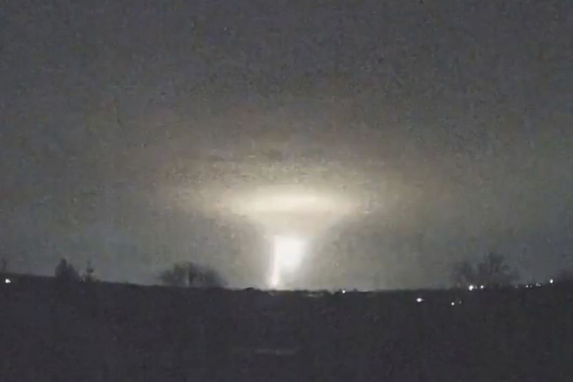 ロシア軍の攻撃によって光が見える夜空＝２０２４年１１月２１日、ウクライナ・ドニプロ州/Ukrainian Emergency Service/AP