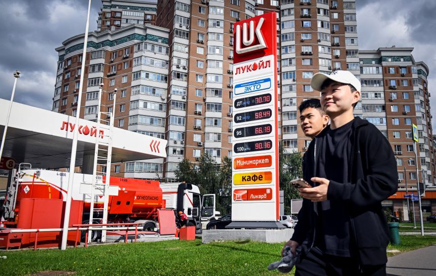 モスクワのガソリンスタンド＝９月８日/Alexander Nemenov/AFP/Getty Images