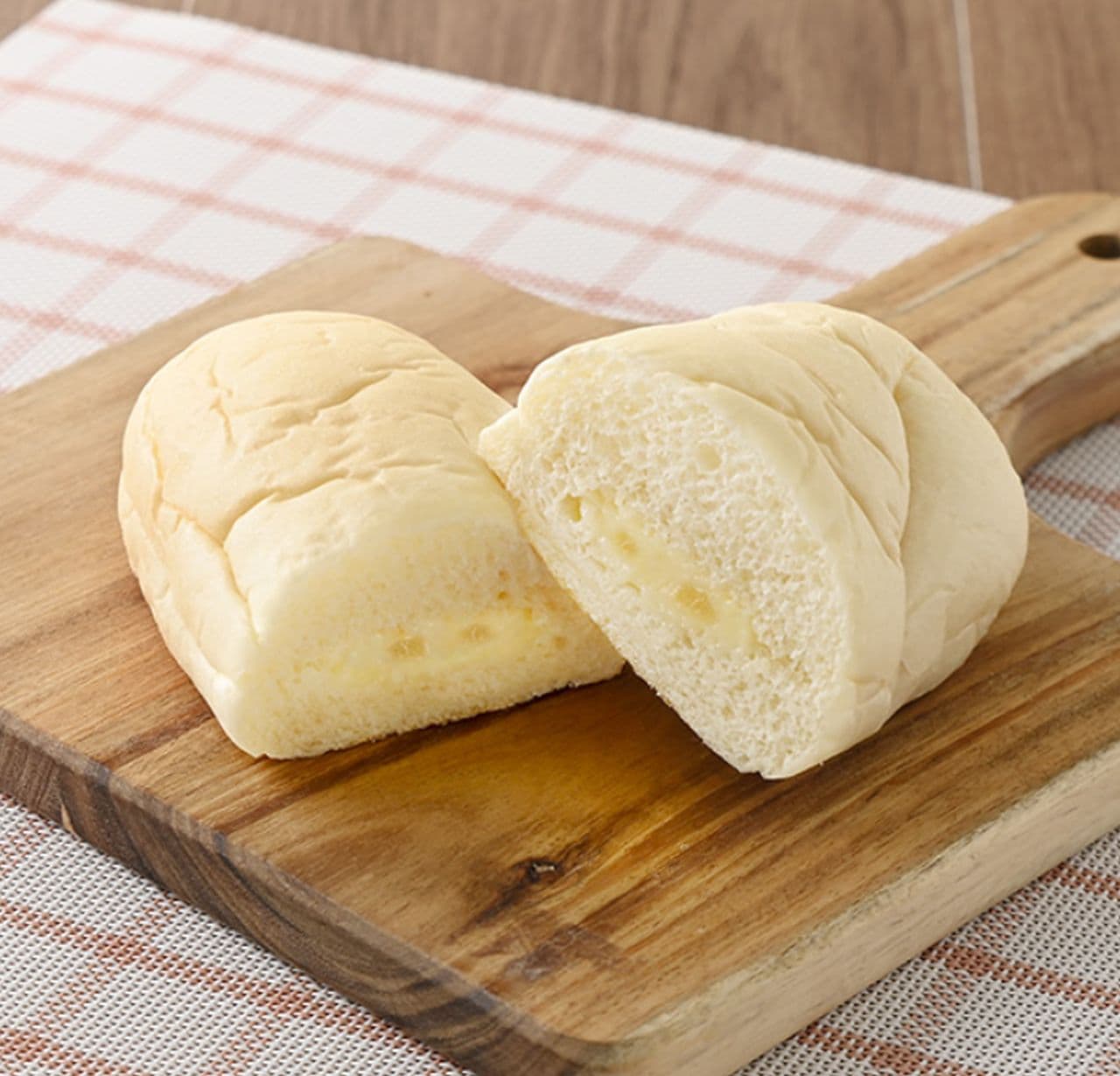 ファミリーマート「白生コッペパン（りんご果肉入りカスタード）」