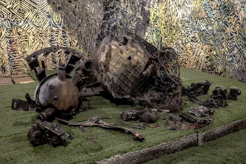 ２０２４年１１月２１日の攻撃後、ドニプロ市の着弾地点で調査のために回収されたミサイルの破片/Roman Pilipey/AFP/Getty Images