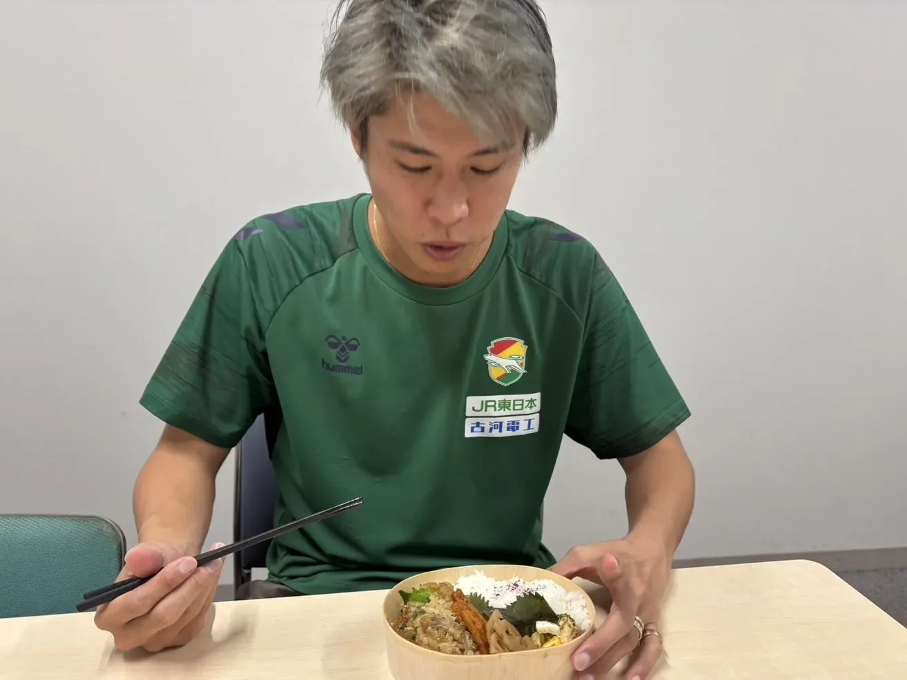 弁当を食べる男性