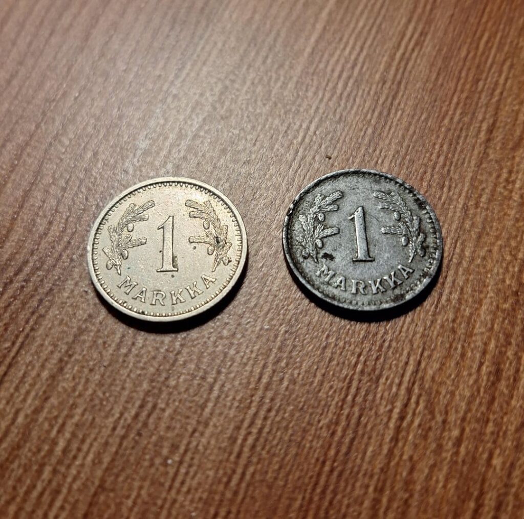 1939 年と 1945 年のフィンランドの 1 マルカ硬貨。冬戦争の始まりと継続戦争の終わり。