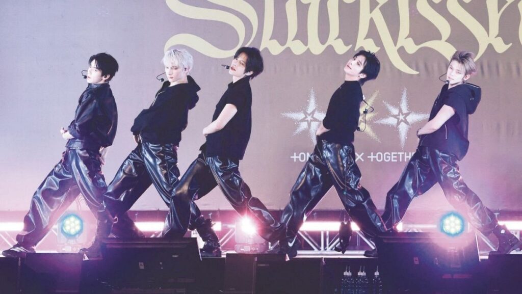 ショーケースでパフォーマンスする「TOMORROW X TOGETHER」の（左から）SOOBIN、HUENINGKAI、BEOMGYU、TAEHYUN、YEONJUN