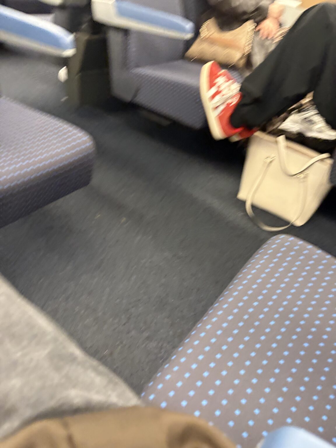なぜ人は椅子に足を乗せるのでしょうか？ sbb