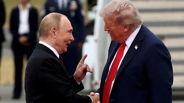 ダークスーツを着たロシアのプーチン大統領とアメリカのトランプ大統領が向かい合い、握手をしながら言葉を交わしている