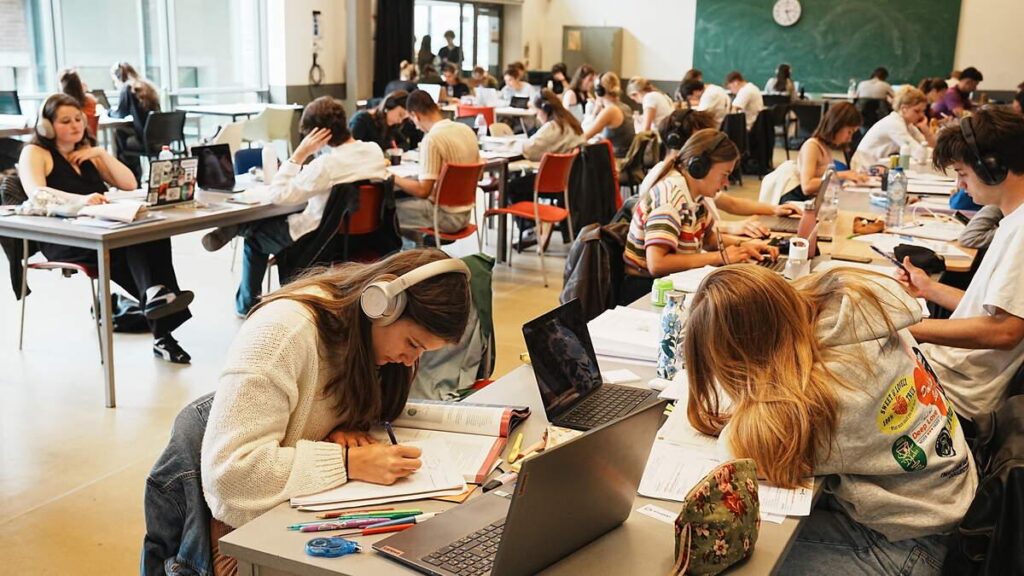 2万人近くの学生が奨学金を失う危険にさらされている：「最も弱い人々のための貯蓄」