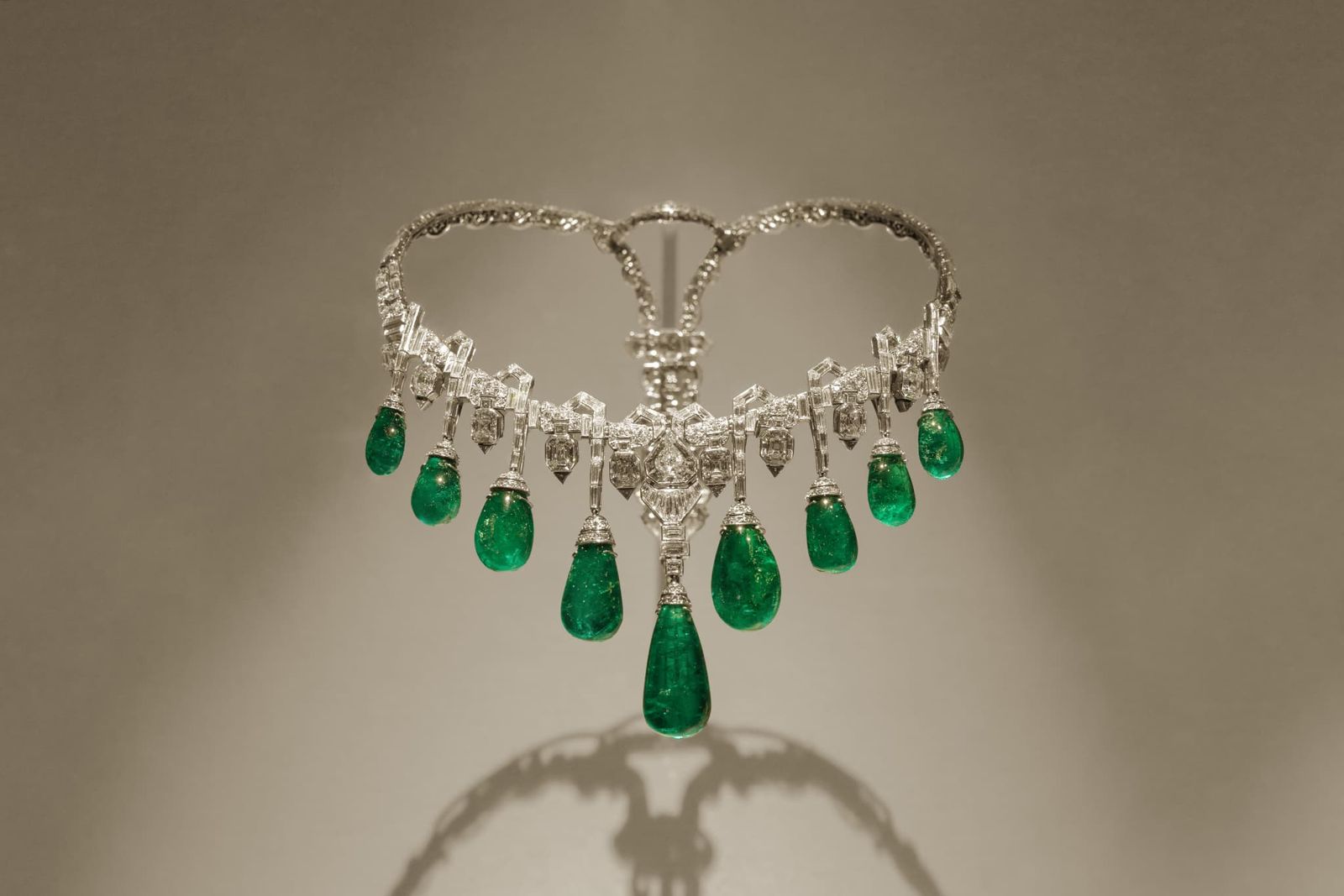 《コルレット》（1929年）プラチナ、エメラルド、ダイヤモンド ©Van Cleef amp Arpels