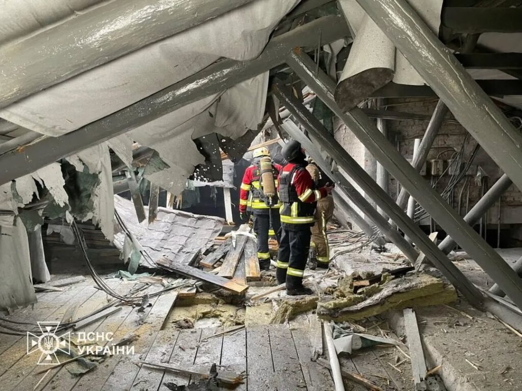 スミーでのロシアのドローンストライキが周産期の中心部の屋根を燃やしました。 11人の子供を含む166人全員が安全に避難所に到着しました。病院をターゲットにすることは戦争犯罪です。ヨーロッパはウクライナへの支援を後押しし、そのような攻撃を防ぐために、より近代的な防空を供給しなければなりません。