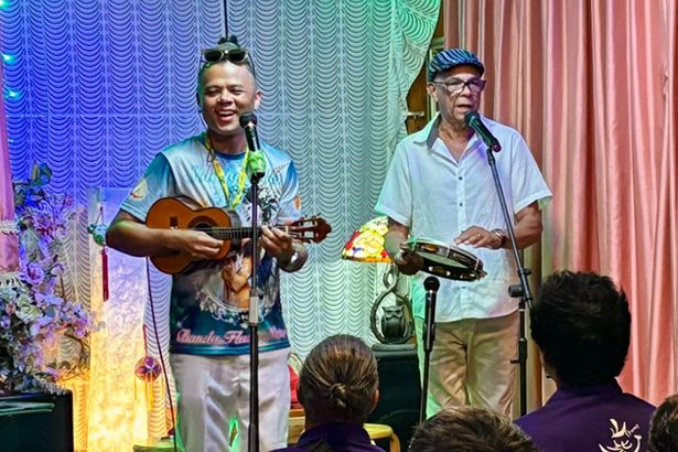 県系3世 祖父の地でライブ ブラジル人サンバ奏者・ダリオさん 父と共演、40人超踊って堪能 東・有銘