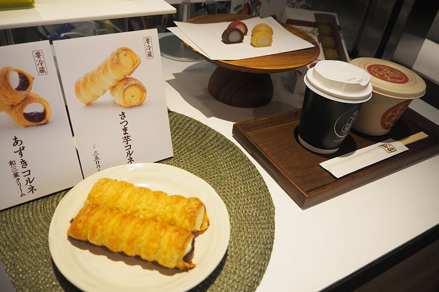 イートイン併設「五十鈴茶屋」では、「コルネ」（350円）などを楽しめ、オープン記念の限定商品も販売