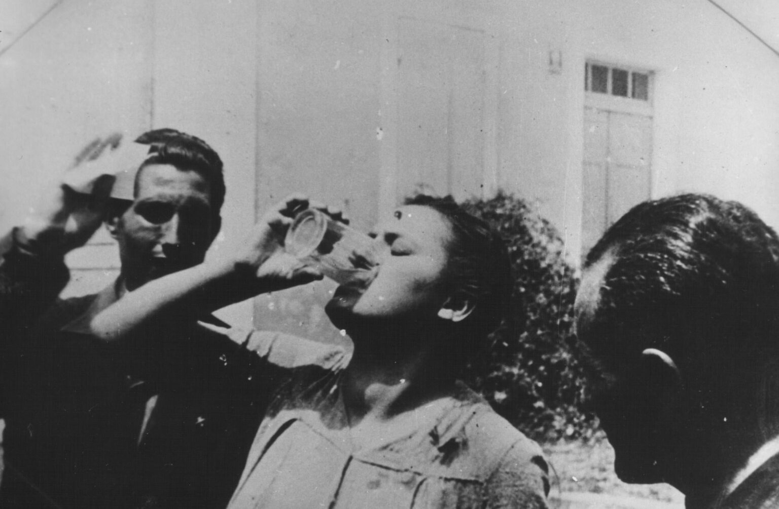 ヒマシ油を飲まされるダニカ・ダボビッチ、モンテネグロ、1942年