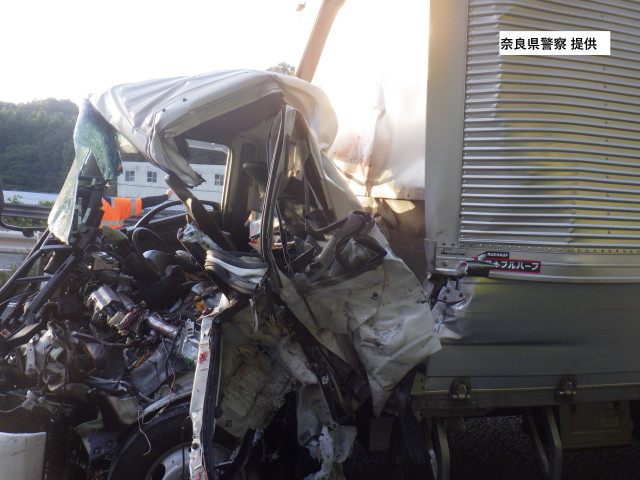 名阪国道でトラックに別のトラックが追突　６４歳男性が死亡　奈良・針町