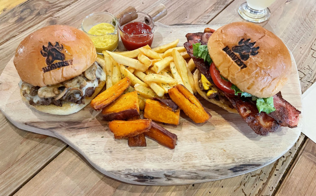 ほんのり甘いバンズとゴロゴロ粗びき肉が絶妙！心も満たすハンバーガー　沖縄市のＨＡＲＶＥＳＴ ＨＡＭＢＵＲＧＥＲコザ店