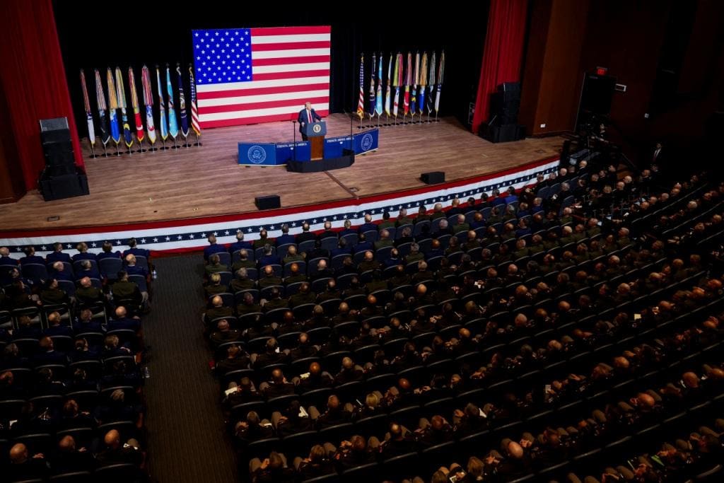 世界中から約800人の軍幹部を招集、自分への忠誠を誓わせたトランプを米メディアはこう見た 軍隊の政治的利用や公平性への危機感を強める一方で、同盟国との協調にはメリットも(1/5) | JBpress (ジェイビープレス)