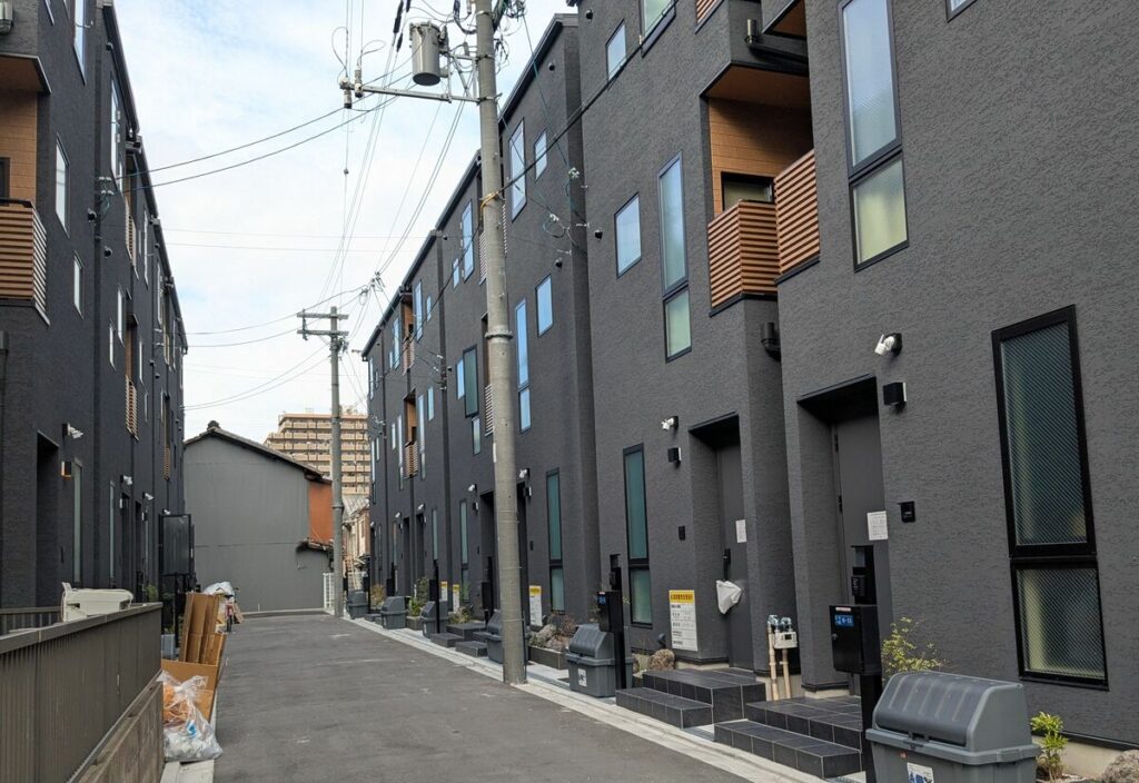 【特区民泊・中国人問題】「本土の中国人が民泊施設と経営管理ビザをセットで購入するスキームができあがっている」 【StraightTalk】なぜ簡易宿泊業団体は特区民泊の廃止を求めているのか？大阪・西成で起きている民泊バブルの実態(1/4) | JBpress (ジェイビープレス)