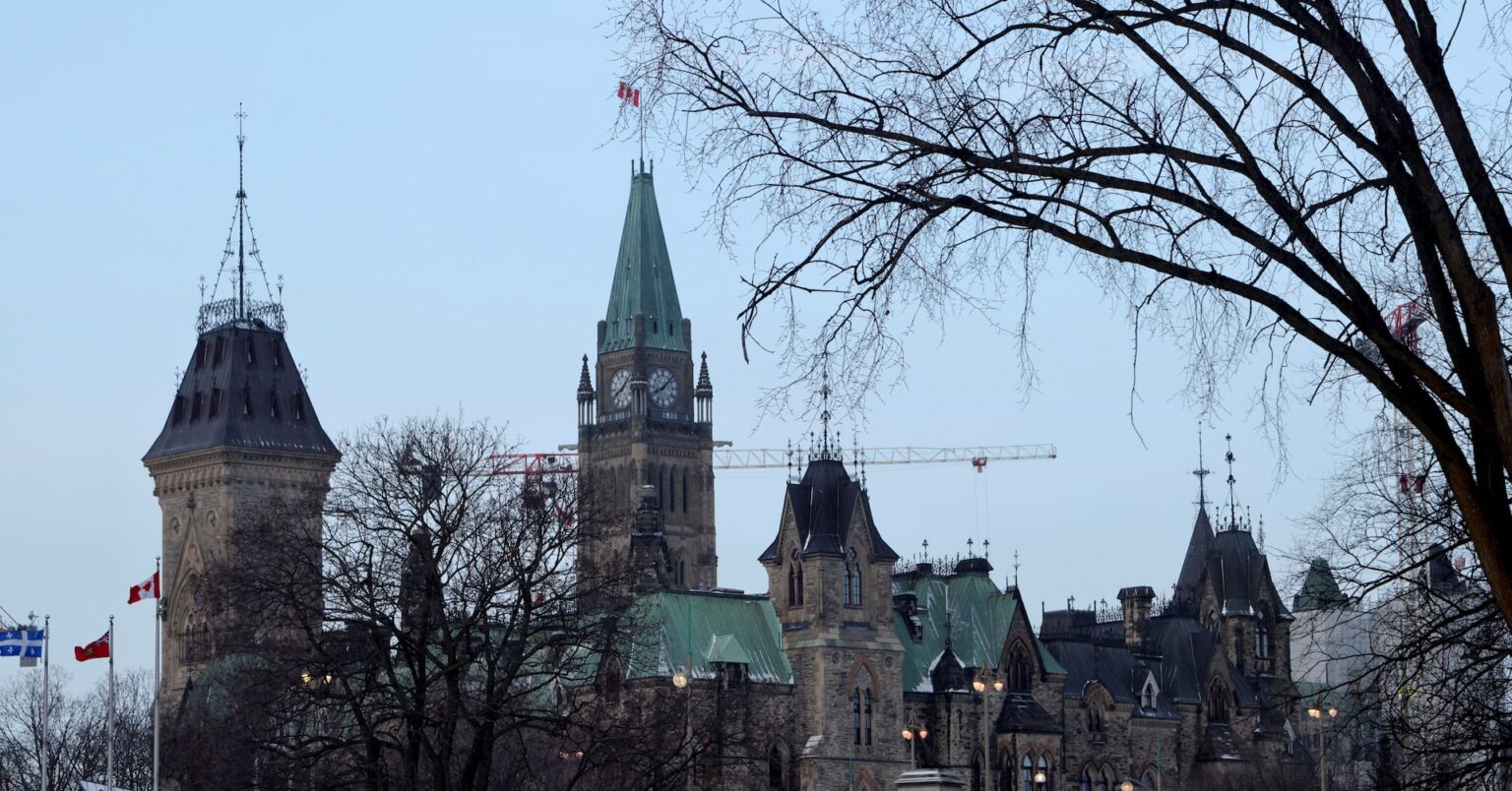 カナダ政府、連邦予算の公表時期を春から秋に変更 | ロイター