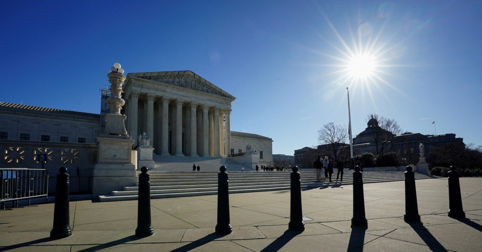 米最高裁、新会期開始　大統領権限など重要案件を審理へ | ロイター