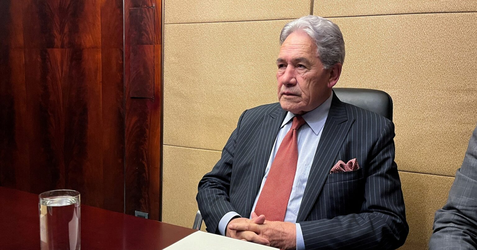 ＮＺ外相宅の窓ガラス割られる、周辺で抗議活動　29歳男出頭 | ロイター