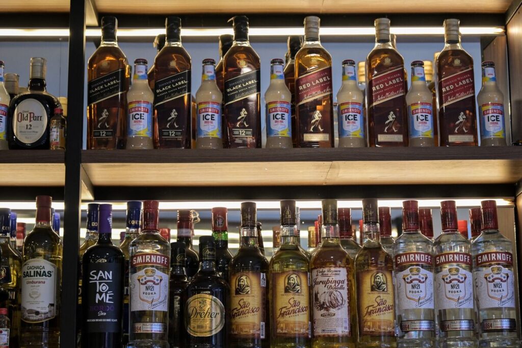 ブラジル、メタノール混入酒の中毒事件がアルコール業界を揺るがす - Bloomberg